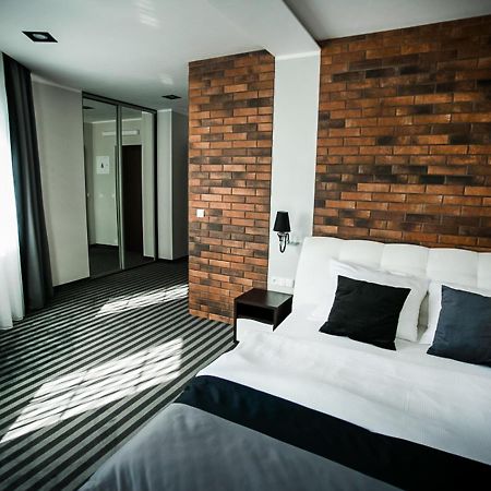 Bialy Dwor Bed & Breakfast Rychwal ภายนอก รูปภาพ