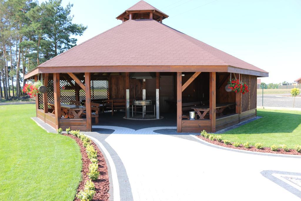 Bialy Dwor Bed & Breakfast Rychwal ภายนอก รูปภาพ