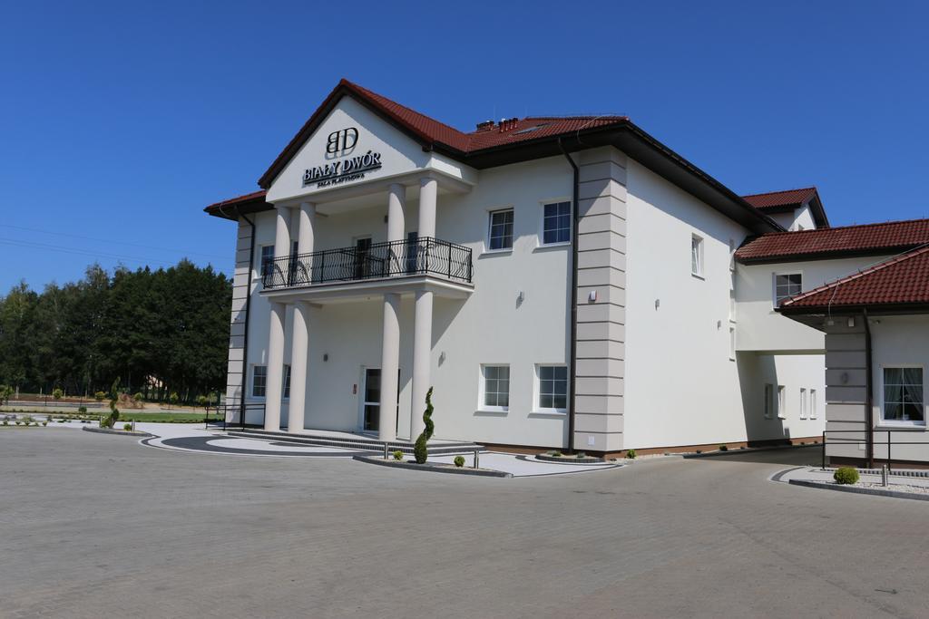 Bialy Dwor Bed & Breakfast Rychwal ภายนอก รูปภาพ