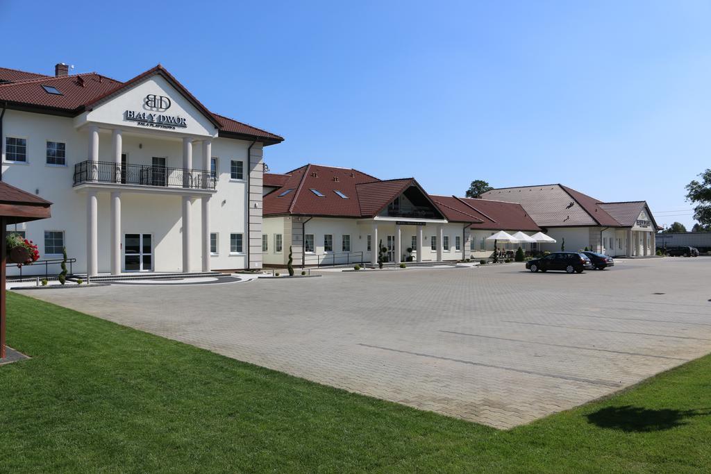 Bialy Dwor Bed & Breakfast Rychwal ภายนอก รูปภาพ