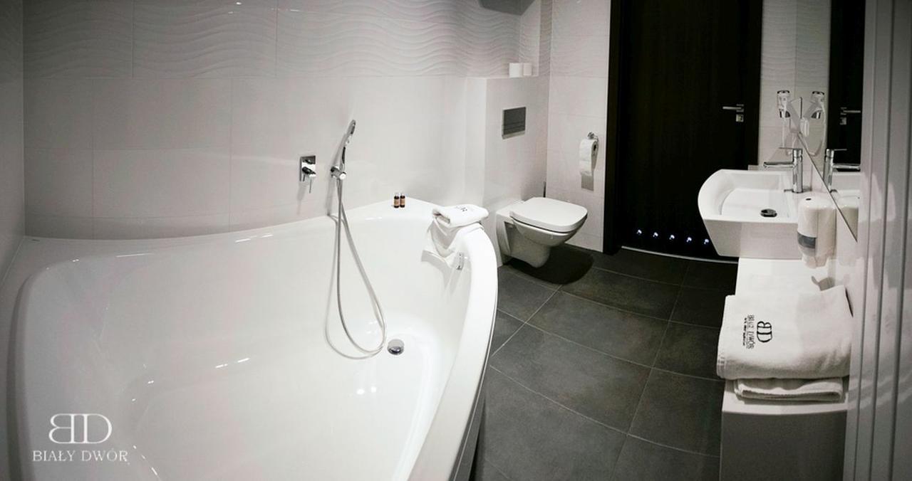 Bialy Dwor Bed & Breakfast Rychwal ภายนอก รูปภาพ