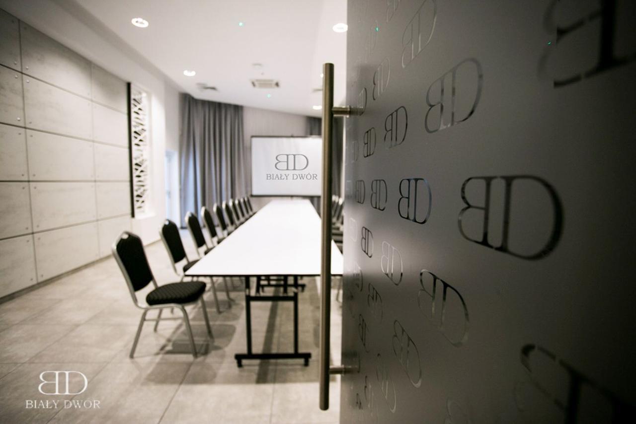 Bialy Dwor Bed & Breakfast Rychwal ภายนอก รูปภาพ