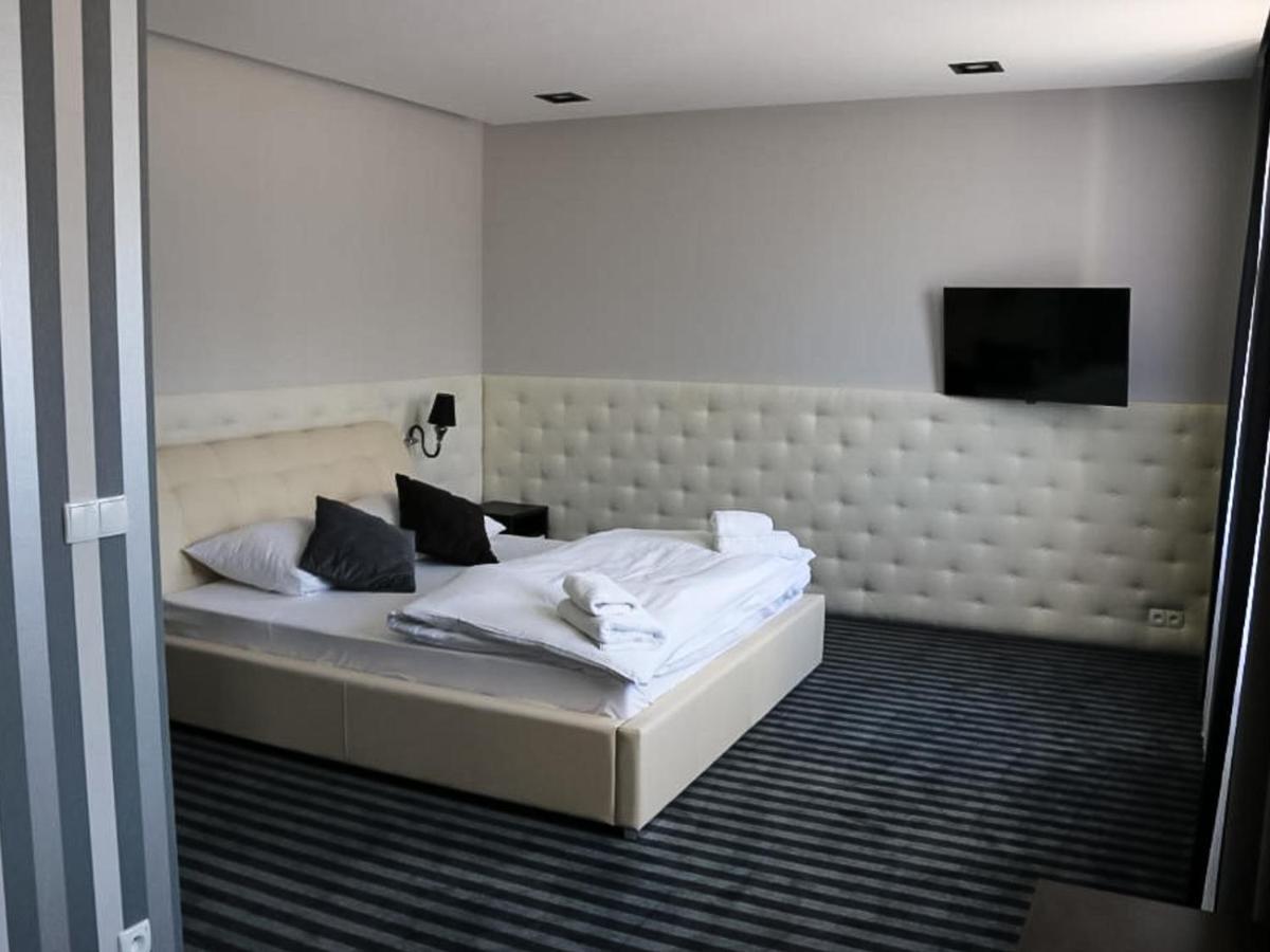 Bialy Dwor Bed & Breakfast Rychwal ภายนอก รูปภาพ