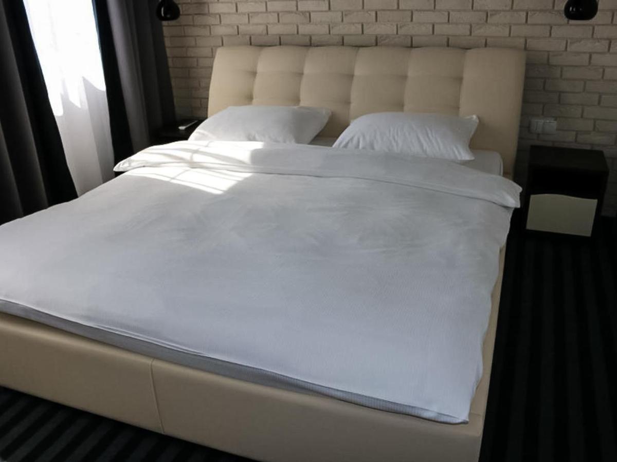 Bialy Dwor Bed & Breakfast Rychwal ภายนอก รูปภาพ