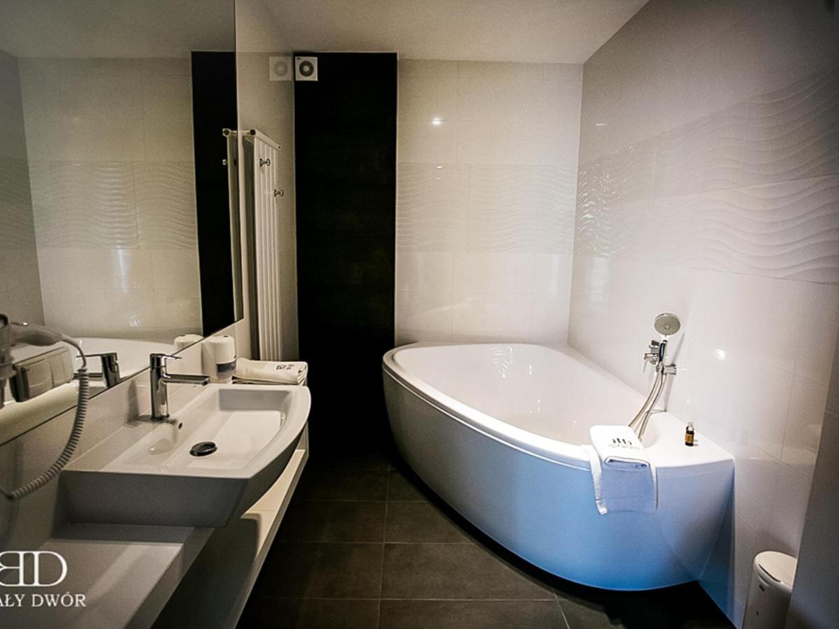 Bialy Dwor Bed & Breakfast Rychwal ภายนอก รูปภาพ