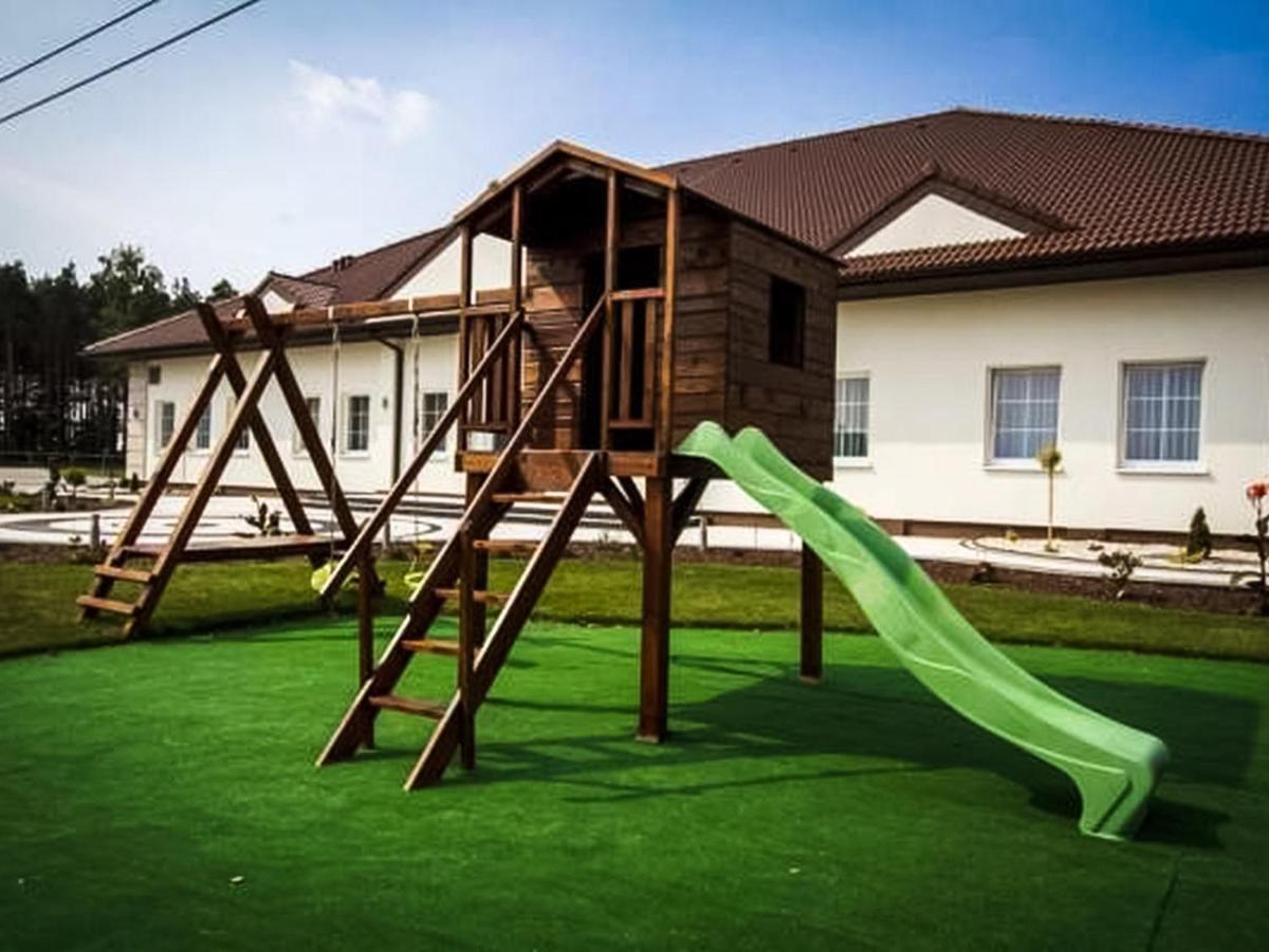 Bialy Dwor Bed & Breakfast Rychwal ภายนอก รูปภาพ