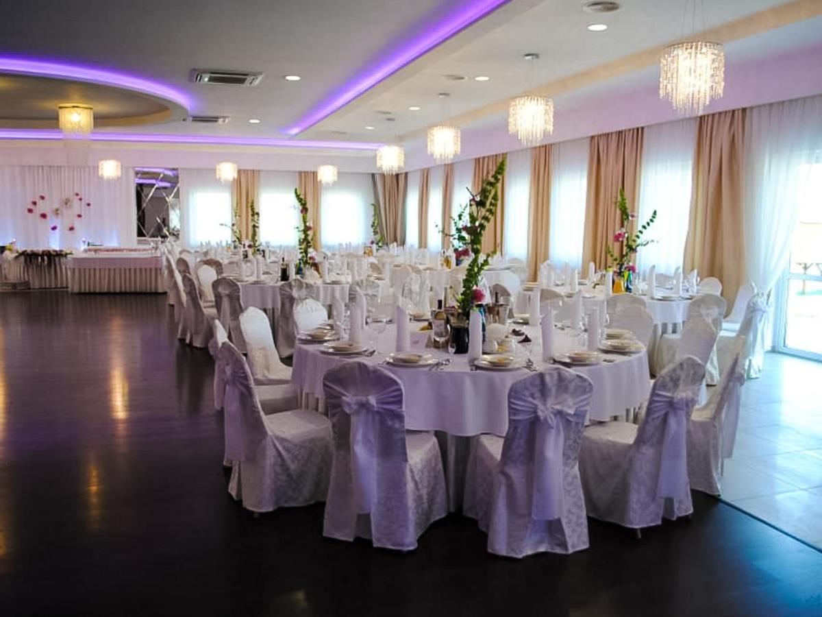 Bialy Dwor Bed & Breakfast Rychwal ภายนอก รูปภาพ