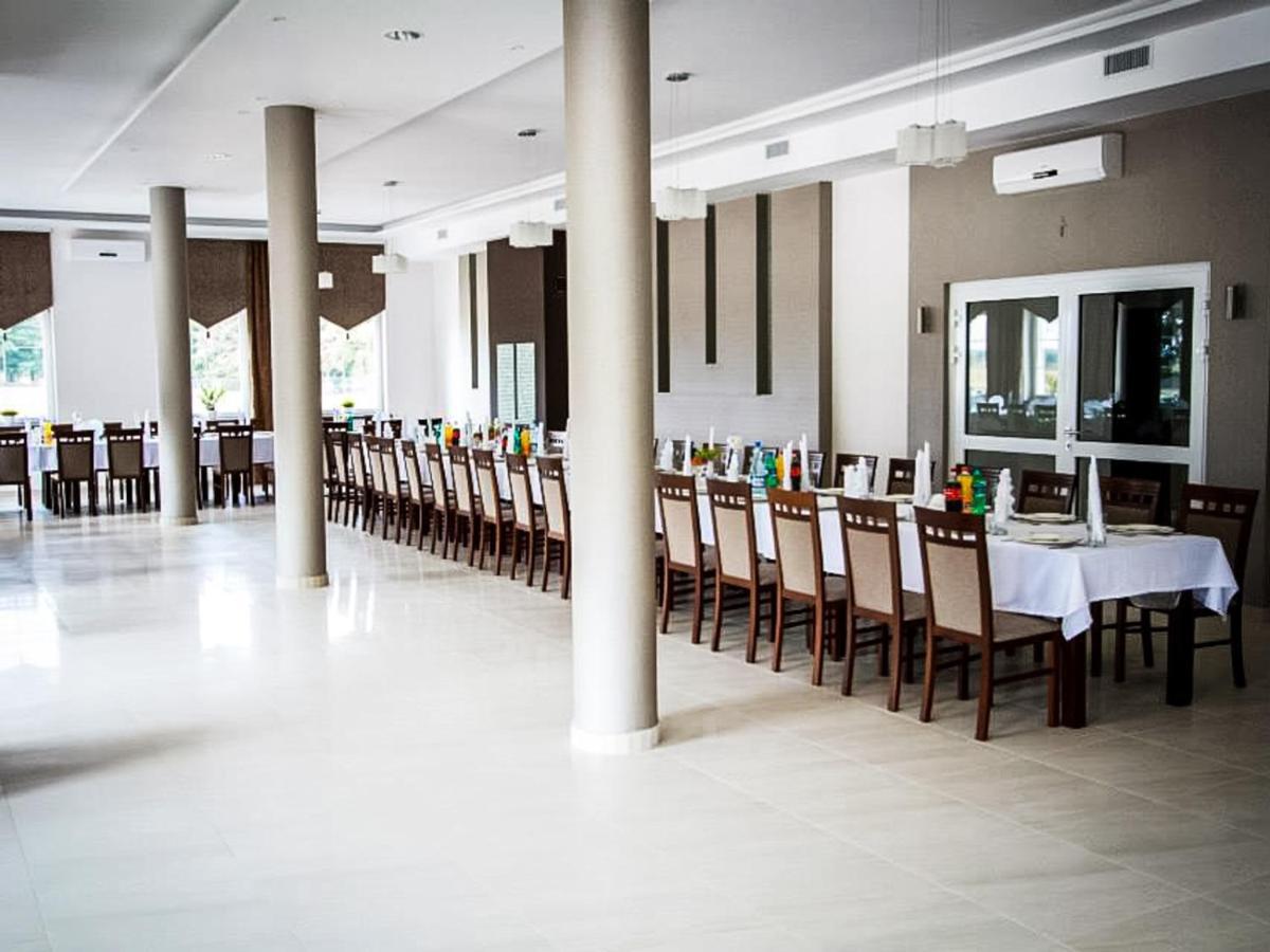 Bialy Dwor Bed & Breakfast Rychwal ภายนอก รูปภาพ